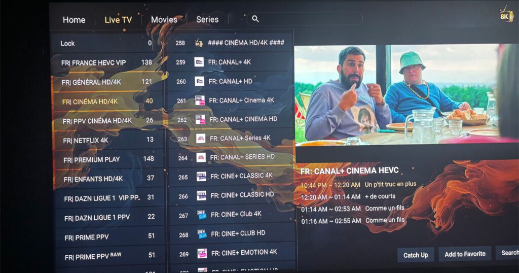 Personne regardant des chaînes de télévision sur un appareil avec un abonnement IPTV