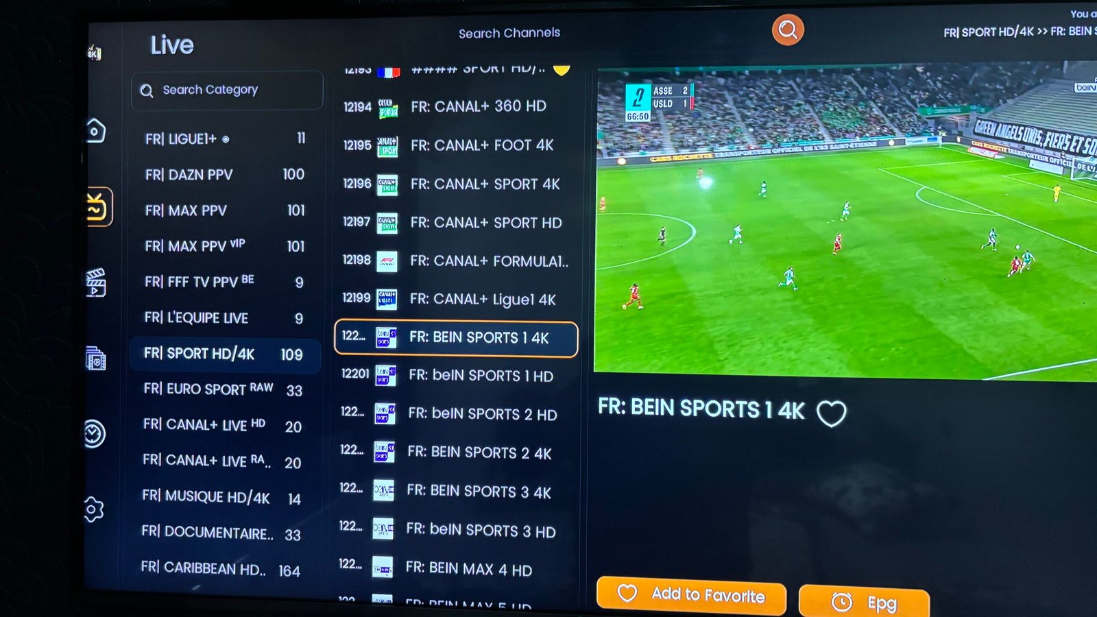 Famille regardant TV avec abonnement IPTV 12 mois - Divertissement pour toute la famille